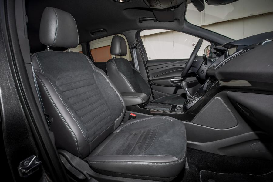 Интерьер Ford Kuga ST-Line 2016 года  (фото 8 из 32)